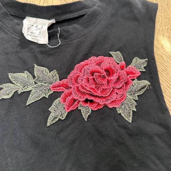 Sadie & Sage Women's Medium Black Rose‎ Embroidered Sleeveless Tank Top - Picture 7 of 9